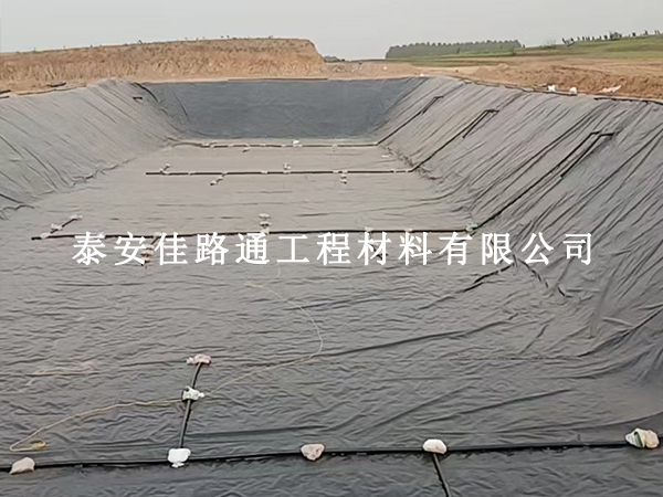 沼氣池防滲膜鋪設，邊坡基面這樣處理才牢固